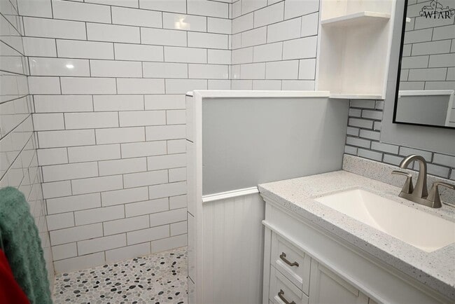 Building Photo - 5707 Hooper Dr