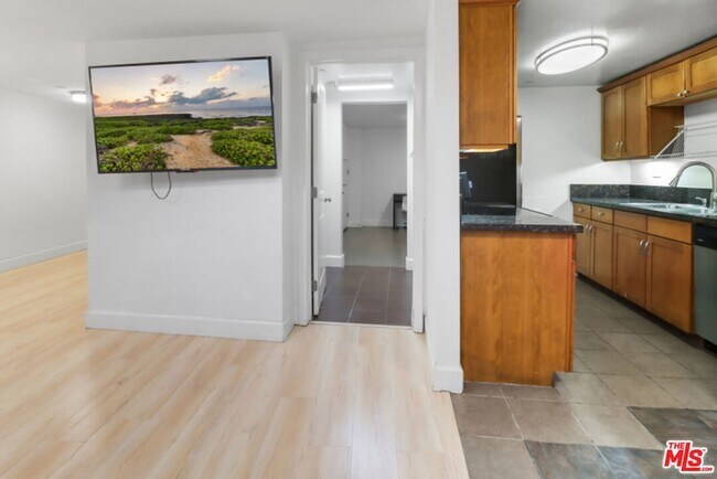 Building Photo - 10982 Roebling Ave