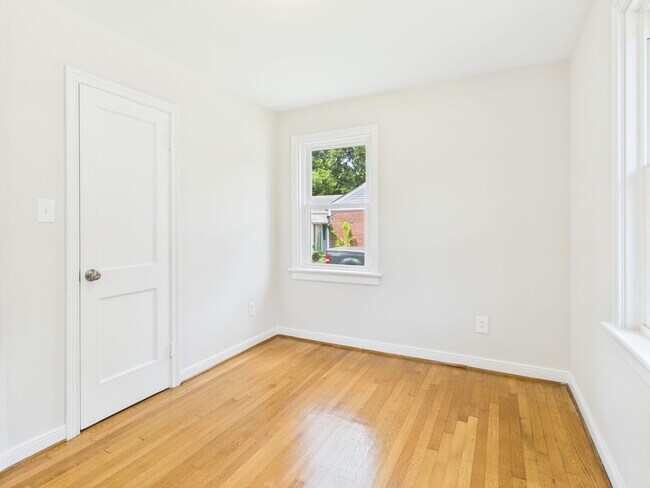 Building Photo - 1709 Glenview Rd