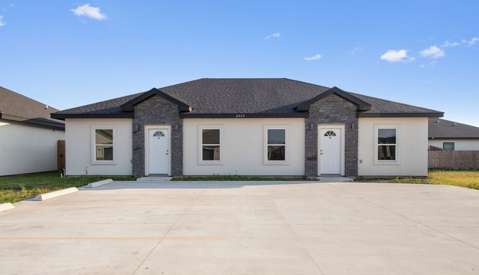 Building Photo - 2425 N Vly Cir