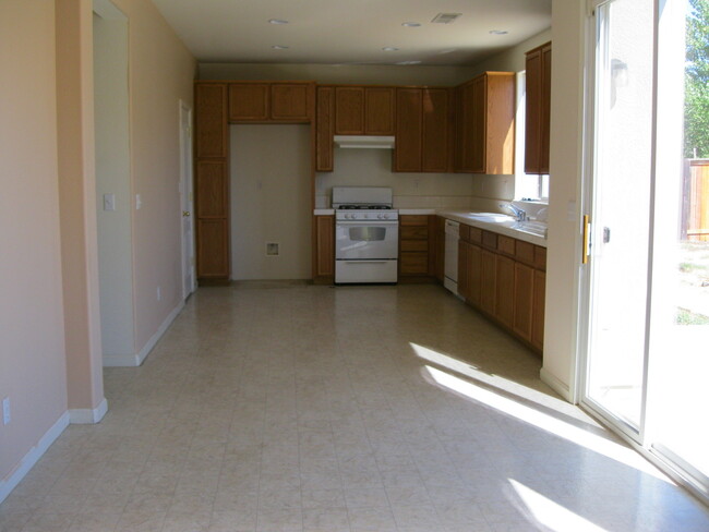 Building Photo - Lincoln Crossing, 4 Bedroom, 2.5 bath, 222...