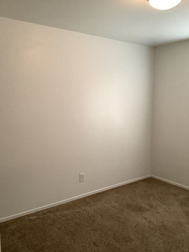 Building Photo - Spacious and bright 3-bedroom, 2-bathroom ...