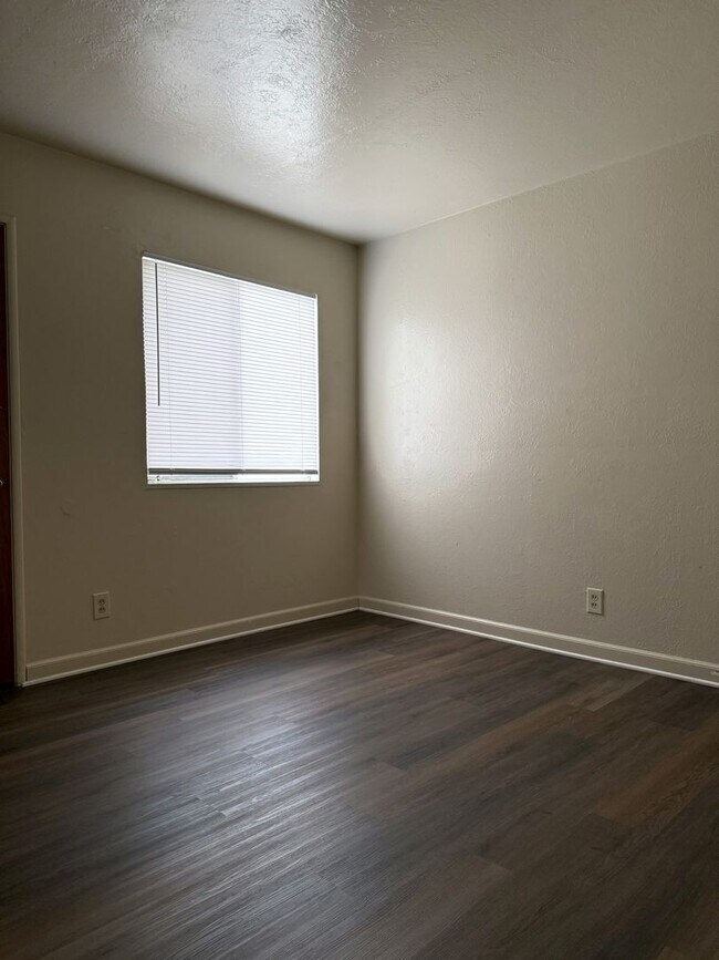 Building Photo - Available NOW! 4/2 With New Exterior Paint!! Move in Special, Half off first month's rent.