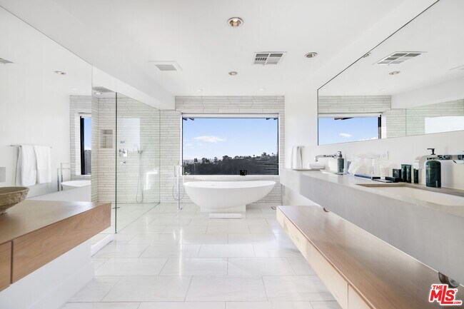 Building Photo - 1735 Summitridge Dr