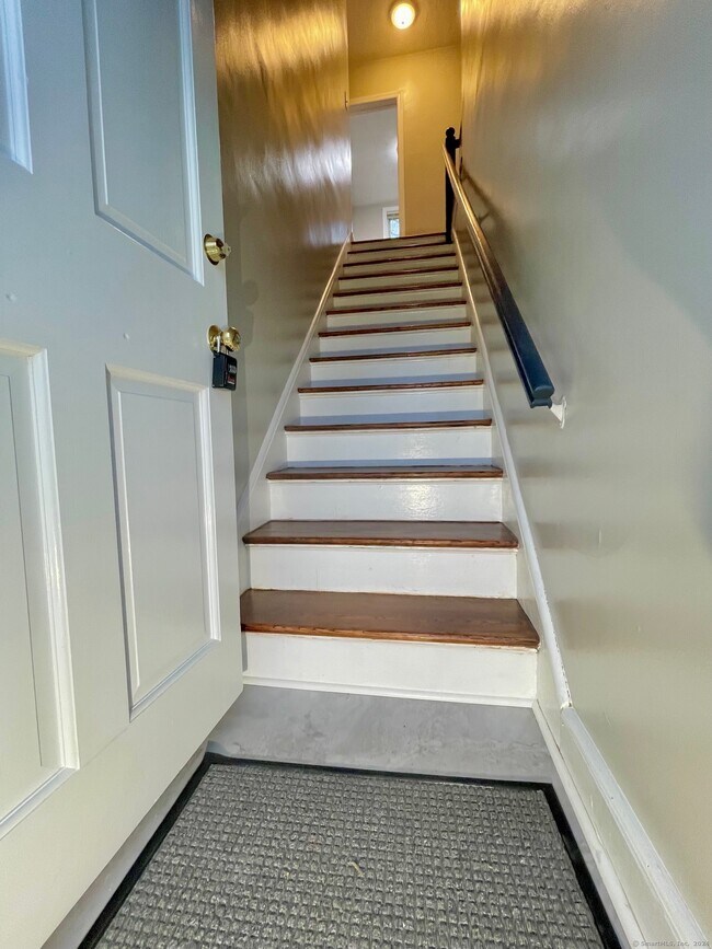 Building Photo - 31 Garden Dr