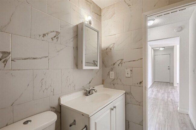 Building Photo - Stunning Recently Updated, 2 Bedroom Unit!