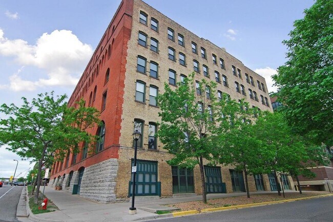 Building Photo - 400 N 1st St