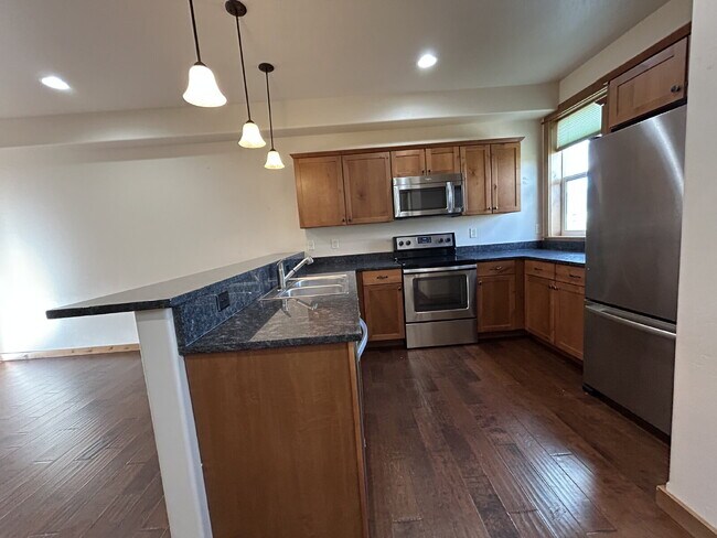 Building Photo - Upgraded 2 Bed, 1.5 Bath Townhouse with St...