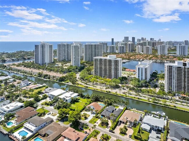 Building Photo - 413 Holiday Dr