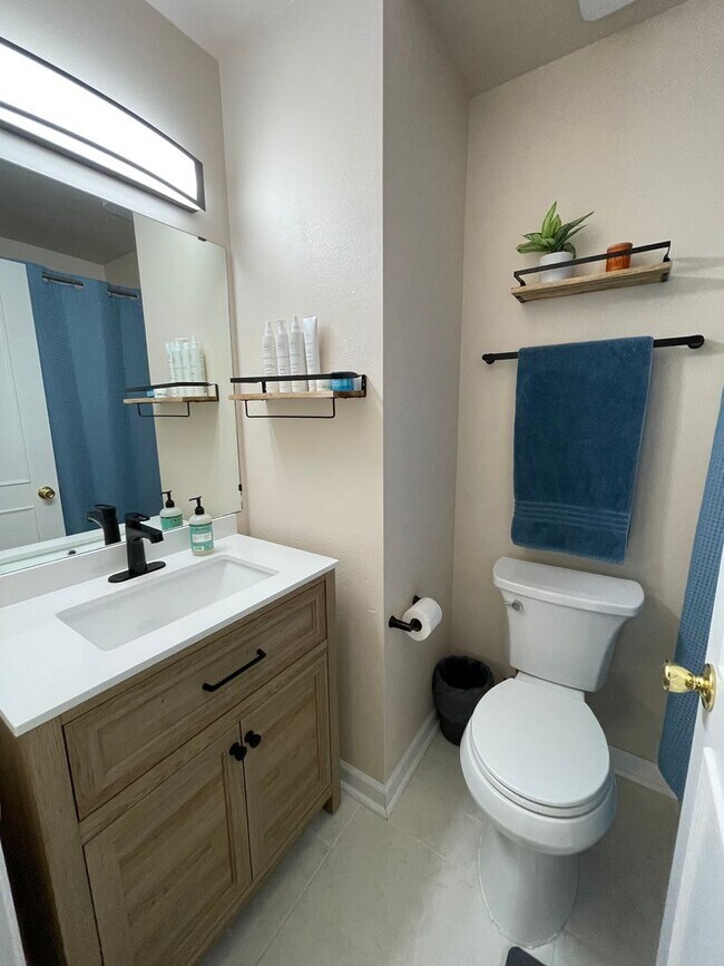 Building Photo - Cozy and Comfortable 3 Bedroom Home, Close to Everything!