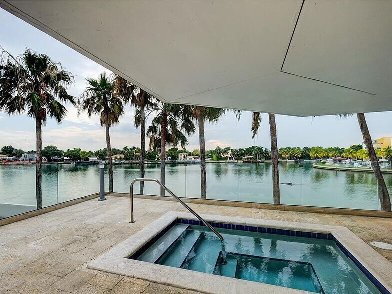 Building Photo - 5900 Collins Ave