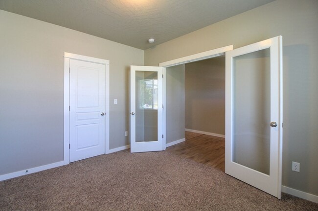 Building Photo - 4 Bedroom, 2.5 Bath Home in South Kennewick