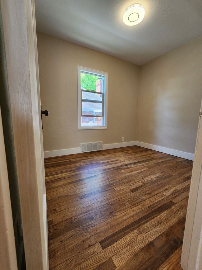 Building Photo - Completely remodeled 5 bed 2 bath home