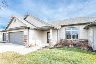 Building Photo - 2 6680