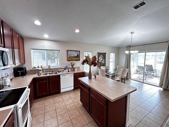 Building Photo - Newer Build 3/2 with Fenced in yard minute...