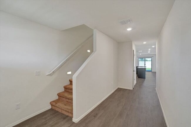 Building Photo - 4051 E Braddock Dr