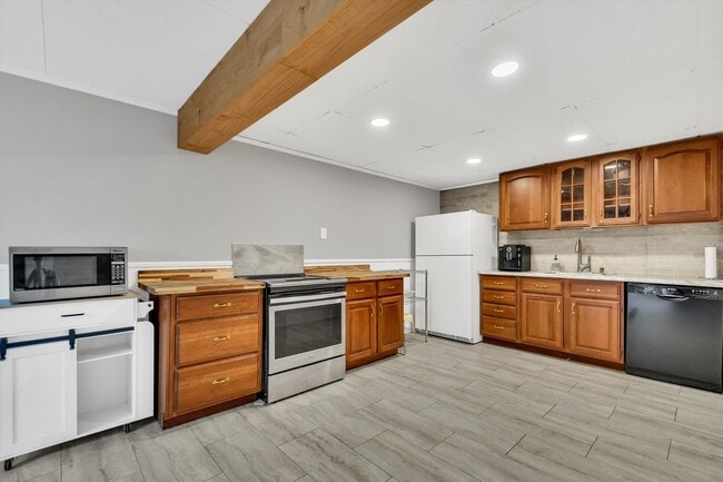 Building Photo - Amazing Backyard Oasis in Applewood - Available Soon - Schedule a tour TOAY!!