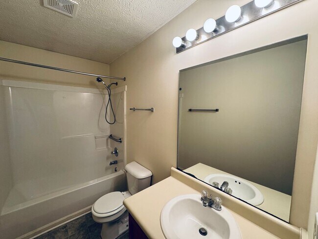 Building Photo - Great House on Wiggington Road