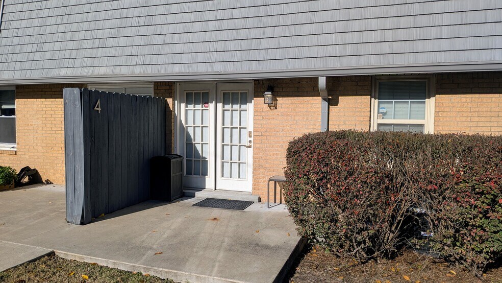 Patio and Door - 510 Basswood Ave