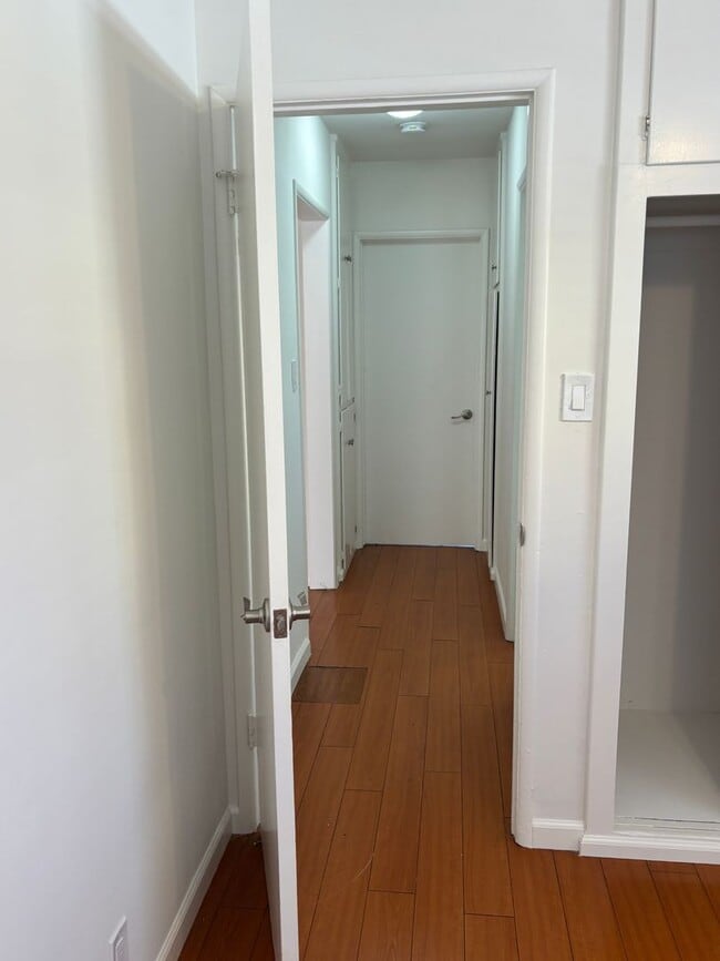 Building Photo - 711 W Wilson Ave