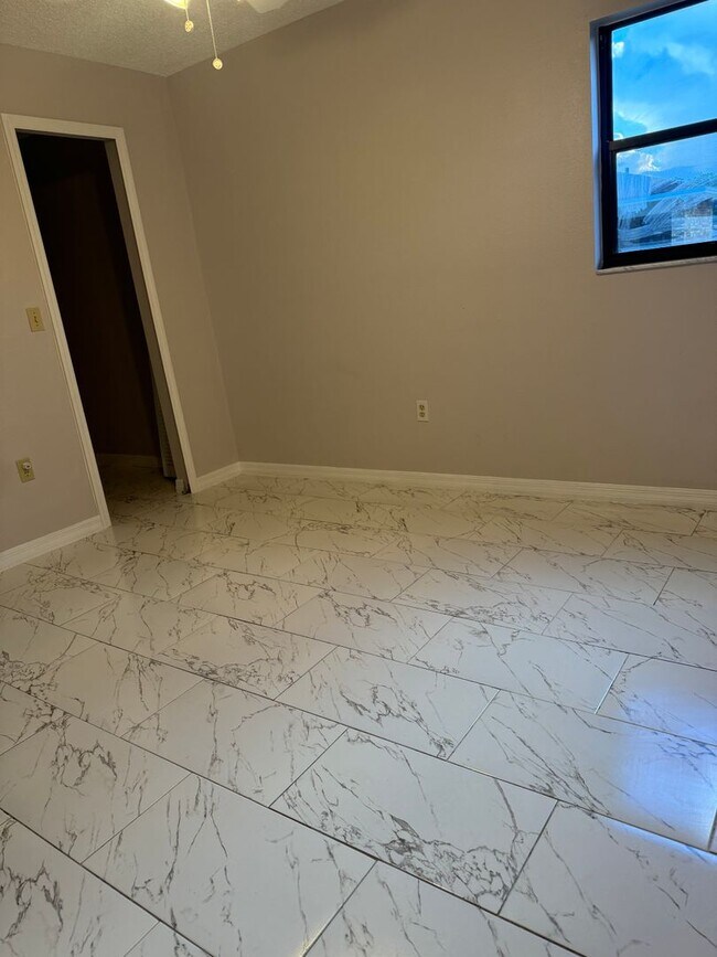 Building Photo - Two bedroom two bathroom townhome!