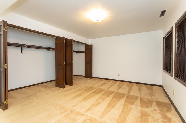 Building Photo - Charming home with Golf Course Views!!!