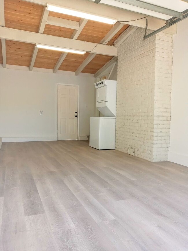 Building Photo - Beautifully Remodeled 2bd Single Story Hou...