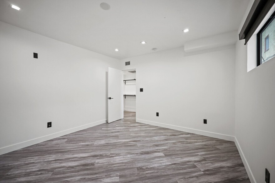 Building Photo - 230 S Carondelet St