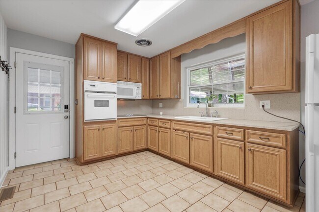 Building Photo - 1917 Sharon Rd