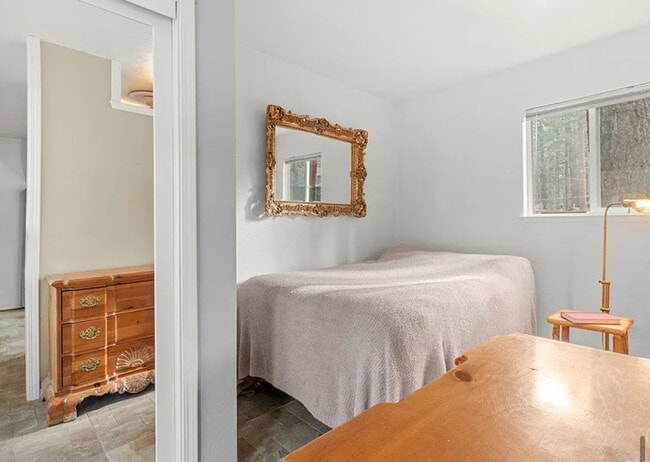 Building Photo - FOR RENT