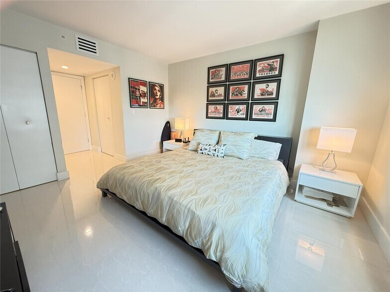 Building Photo - 1155 Brickell Bay Dr