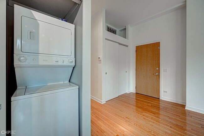 Building Photo - 333 W Hubbard St