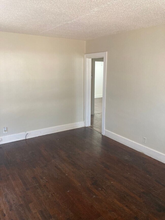 Building Photo - 403 N Elm St NW