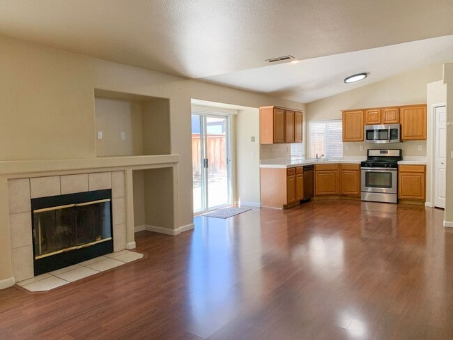 Building Photo - 4 Bedroom Home in Hollister with Huge Backyard!
