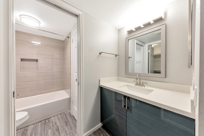 Building Photo - Modern Remodeled 2 Bedroom 2 Full Bath in ...