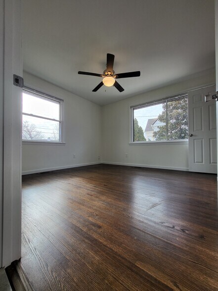 Master bedroom - 1512A Sweetbriar Ave