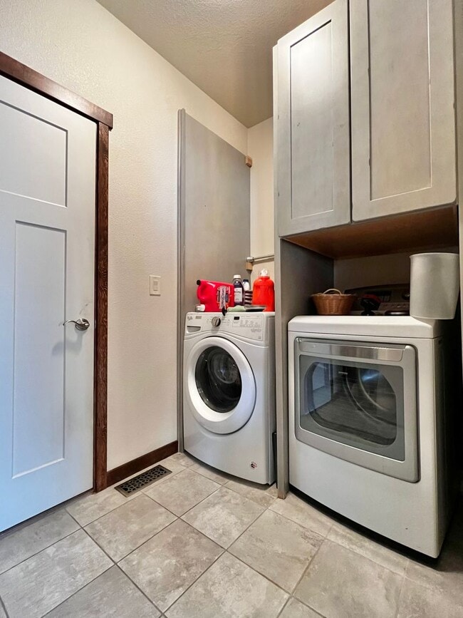Building Photo - Elegant 3 Bedroom 2.5 Bathroom Home