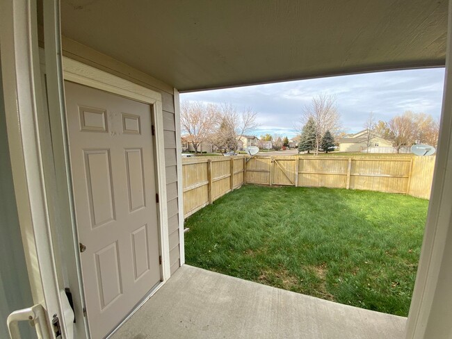 Building Photo - Bright & Inviting Wellington Townhome