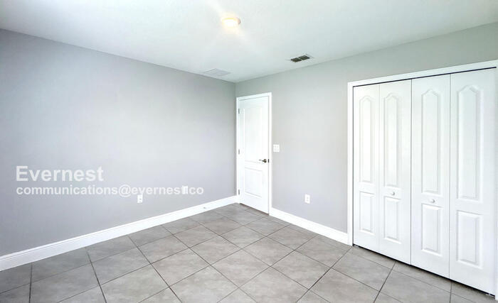 Building Photo - 518 Bristol Cir