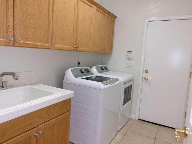 Building Photo - Beautiful 3bd, 2 bath, 3-car garage home in Sparks
