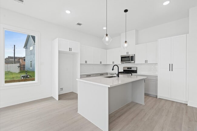 Building Photo - 9602 Valeca Dr