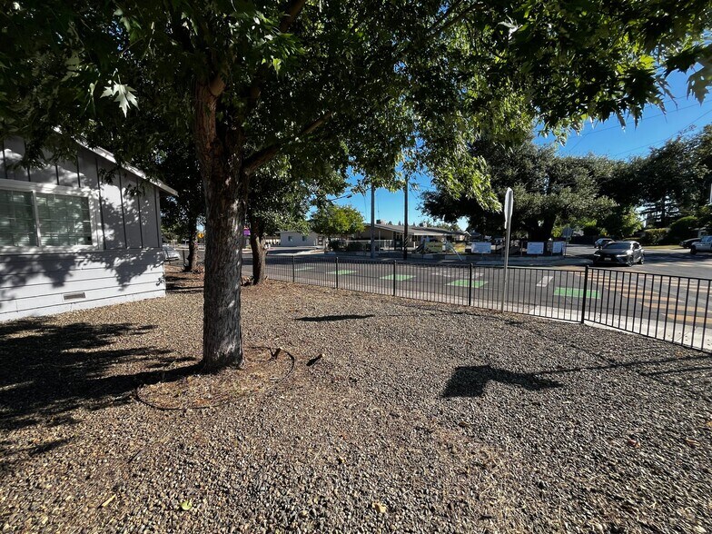Building Photo - 2333 Zinfandel Dr