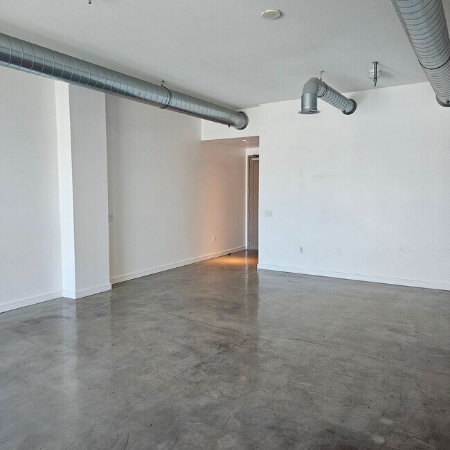 Building Photo - High Rise condo in the heart of the Arts D...