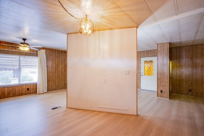 Building Photo - 55+ community 2 bed 2 bath