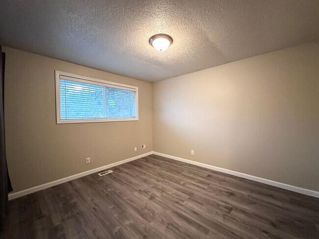 Building Photo - Single Family Home in Beaverton, OR 6 Beds 3 Baths w/ Double Car Garage!