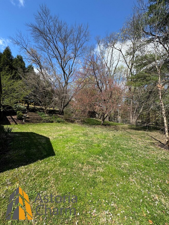 Building Photo - Spacious 5 Bedroom 3 Bath + Den Single Family Detached Home