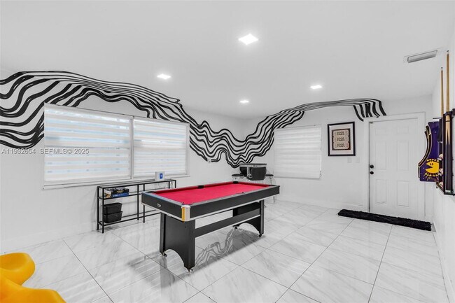 Building Photo - 695 NE 160th St