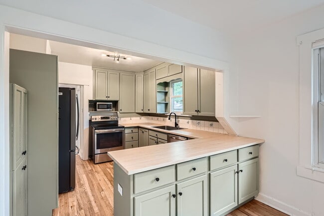 Building Photo - 960 Monroe St