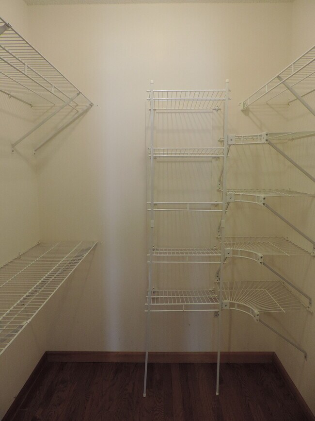 Building Photo - 404 Wintergreen Dr