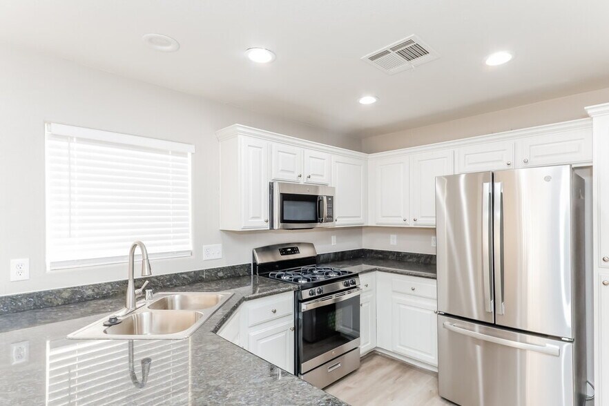 Building Photo - 6471 Brook Cottage Ln